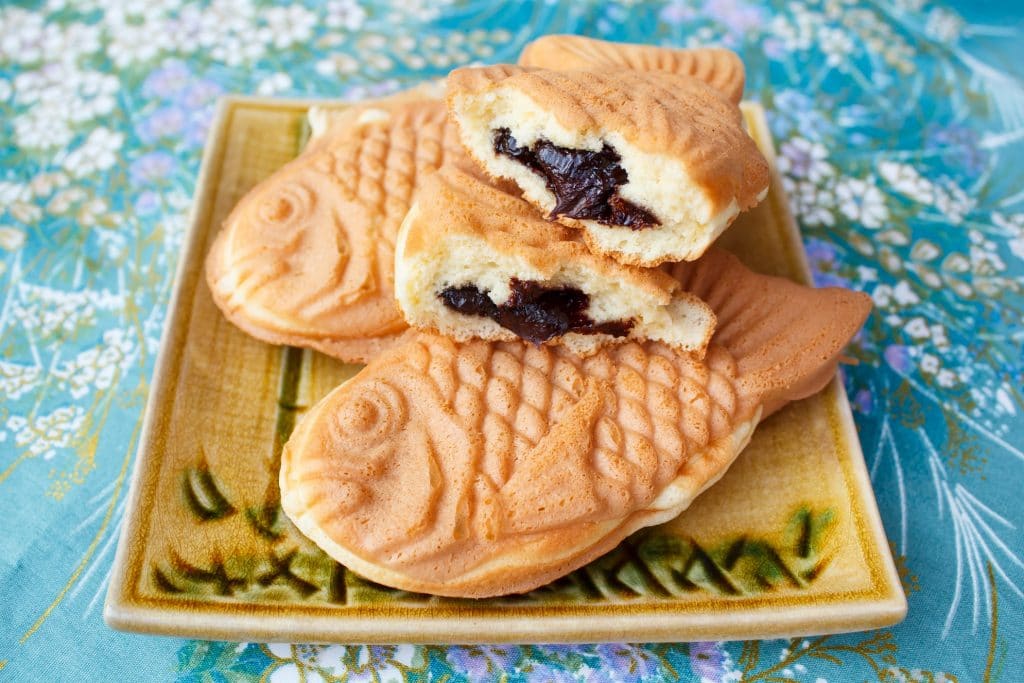 Quelques Taiyaki empilés les uns sur les autres, apparemment avec de la pâte de haricots rouges à l’intérieur.