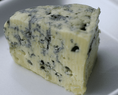 A chunk of blue cheese, Gorgonzola - Un morceau de fromage bleu, du Gorgonzola.