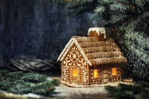 Maison en pain d'épices avec fenêtres éclairées prête pour Noël